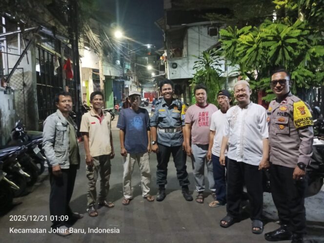 
					Semangat Kebersamaan, Polisi dan Warga Gelar Cooling System di RW 02 Kampung Rawa