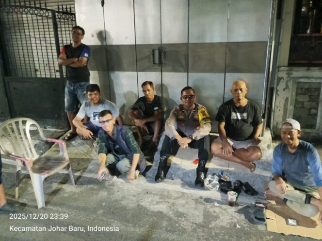
					Ngobrol Santai Malam Hari, Bhabinkamtibmas Lakukan Cooling System di RT 13 RW 05 Kampung Rawa