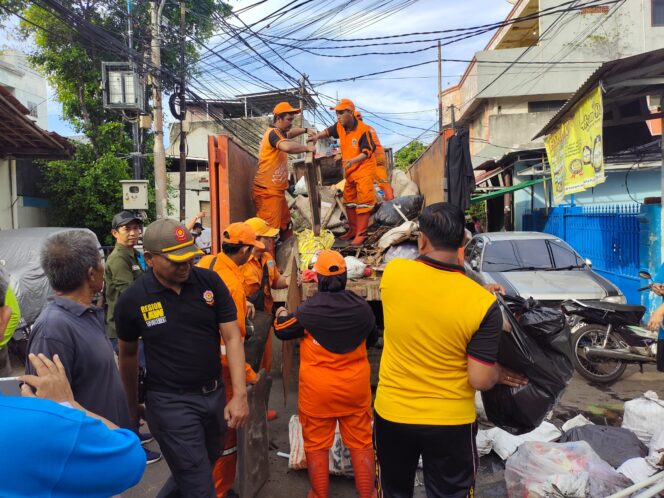 
					Polisi Turun Langsung Bersihkan Lingkungan Lewat Gerebek Lumpur di Kemayoran