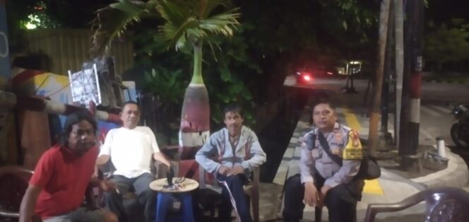 
					Bhabinkamtibmas Tingkatkan Kewaspadaan Lingkungan Lewat Sambang Satkamling