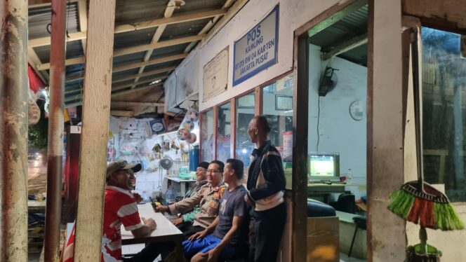 
					Bhabinkamtibmas Karet Tengsin Perkuat Harkamtibmas Melalui Sambang Pos Kamling RW 04