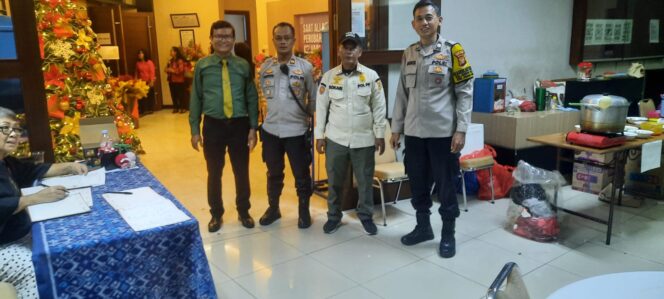 
					Polsek Metro Tanah Abang Hadir Berikan Pengamanan Ibadah Natal Gereja Diaspora