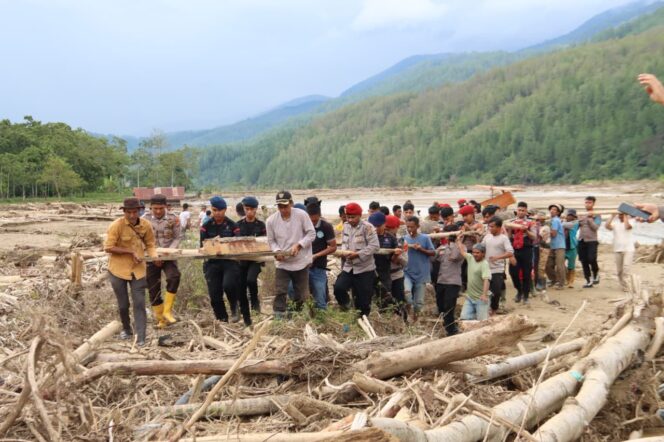 
					Polres Gayo Lues, Polsek Rikit Gaib dan Brimob bersama Warga Gotong Royong Siapkan Jembatan Darurat Pasca Banjir Bandang di Penomon Jaya