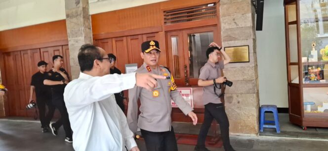 
					Kapolda Metro Jaya Tinjau Pos Pelayanan Natal dan Tahun Baru di Gereja Katedral Jakarta