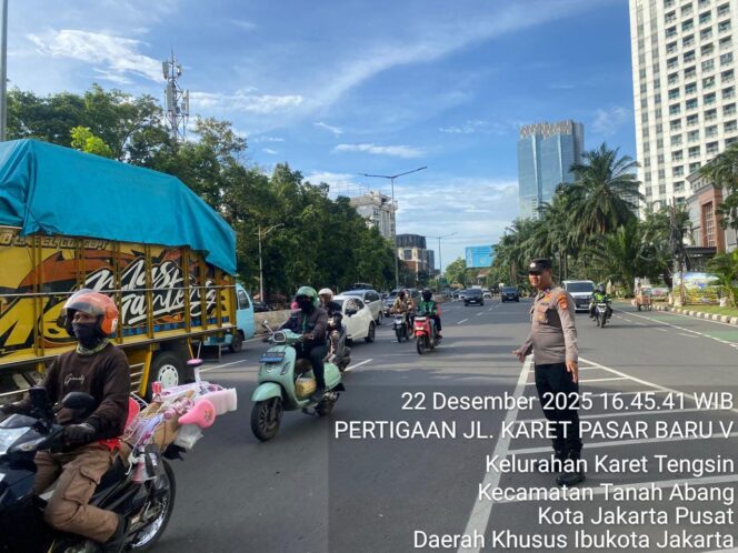 
					Petugas Lakukan Pengaturan Lalu Lintas Sore Hari di Pertigaan Karet, Arus Lalin Terpantau Ramai Lancar