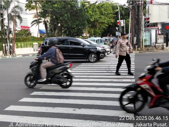 
					Lalu Lintas Pagi Hari, Polsek Metro Tanah Abang Lakukan Pengaturan Lalu Lintas