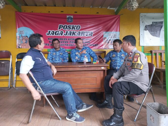 
					Bhabinkamtibmas Kebon Kacang Koordinasi Kamtibmas di Posko Jaga Jakarta