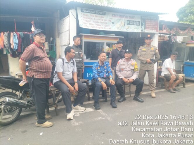 
					Patroli Dialogis Door to Door di RW 08 Johar Baru, Polisi Perkuat Cooling System Jelang Nataru