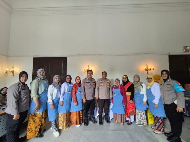 
					Polsek Metro Tanah Abang Bersama Polwan Jaga Jakarta Ikuti Lomba Orasi “Ibu sebagai Polisi Keluarga” di Gedung Kesenian Jakarta