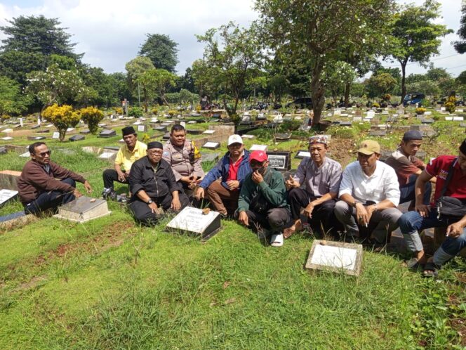 
					Bhabinkamtibmas Petamburan Kawal Prosesi Pemakaman Anggota Pokdarkamtibmas di TPU Karet Bivak