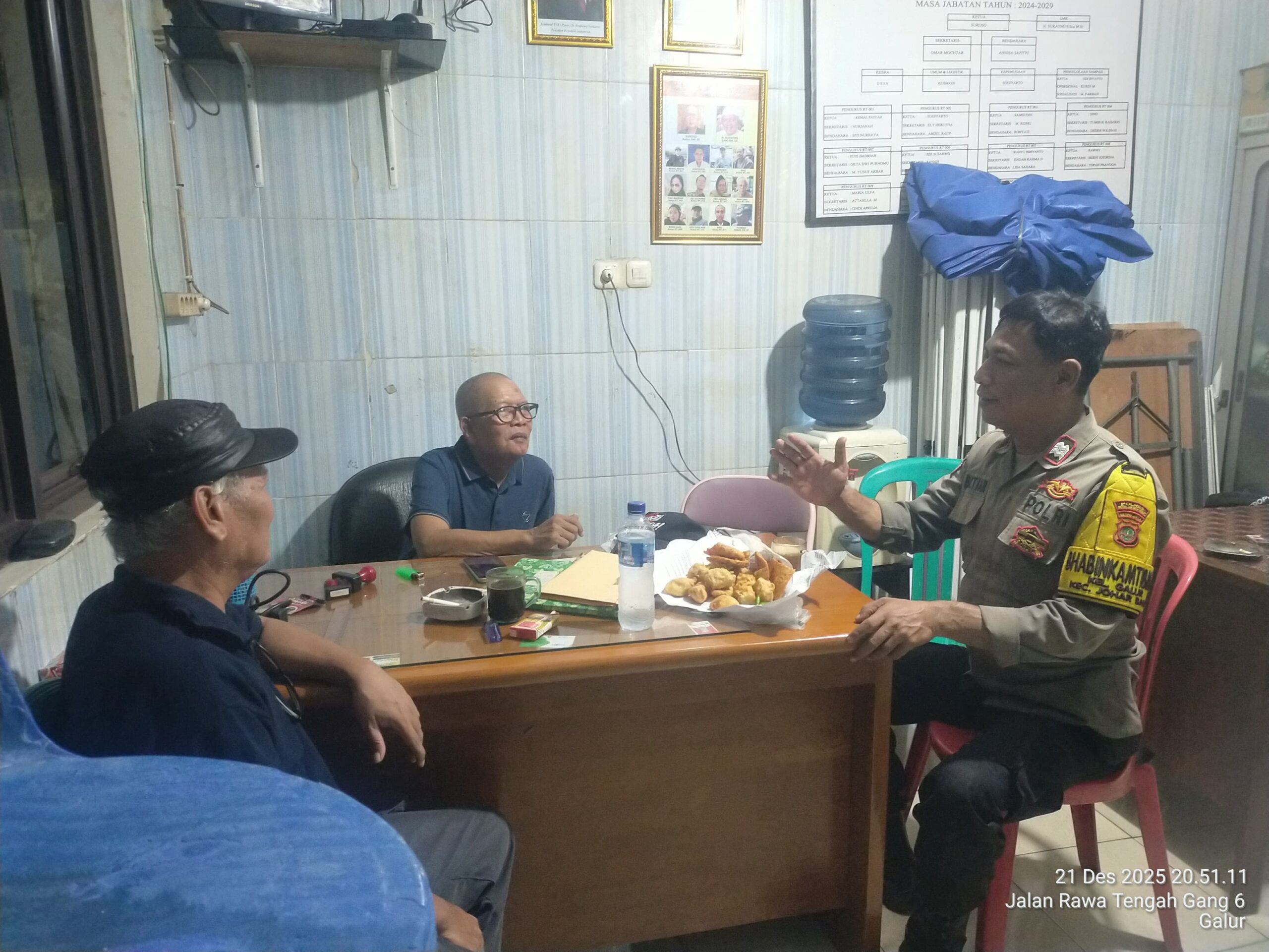 Sambang Pos Kamling RW 06 Galur, Polisi Perkuat Sinergi Warga Jelang Nataru 2026