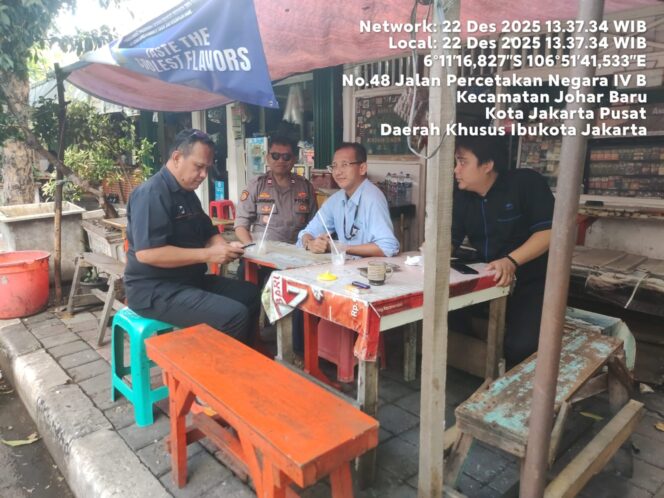 
					Sambang Dialogis Kapolsubsektor Kayu Awet, Polsek Johar Baru Ajak Warga Jaga Kamtibmas Siang Hari