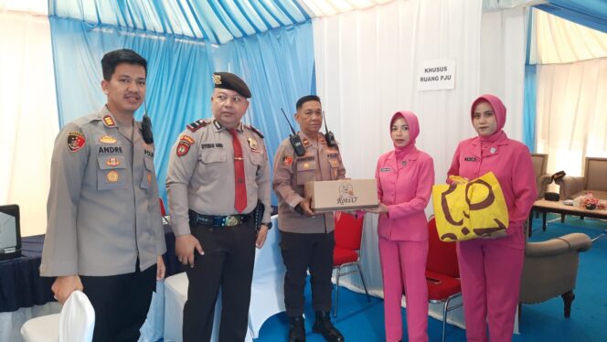 
					Peringati Hari Ibu, Ketua Bhayangkari Ranting Senen Beri Dukungan Makanan di Pos Pelayanan Stasiun Senen
