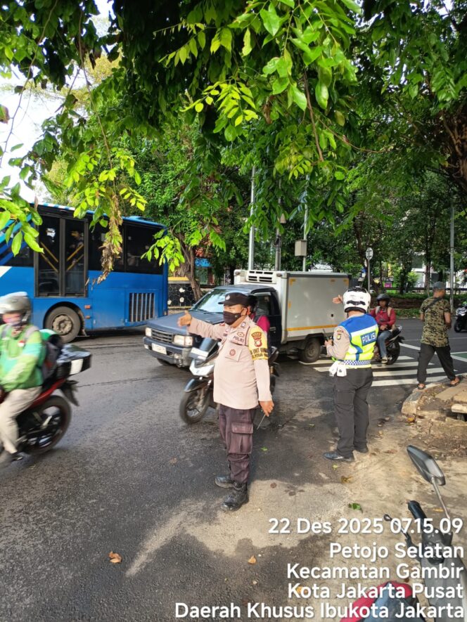 
					Anggota Polsek Metro Gambir Giatkan Pengaturan Lalu Lintas Pagi Hari di TL Caringin