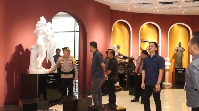 
					Kapolres Jakpus Cek Pengamanan Natal di Gereja Reformed Injili Kemayoran, Pastikan Ibadah Aman dan Kondusif