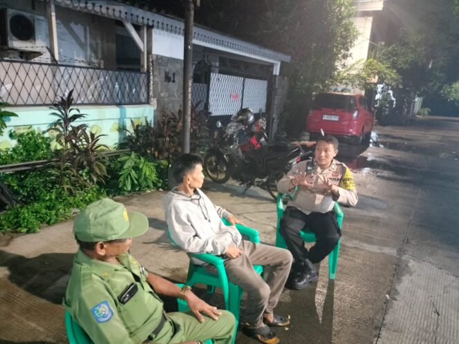 
					Komunikasi Kamtibmas Diperkuat Saat Polisi Pantau Siskamling Kebon Kosong