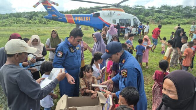 
					Pilot dan Kru Helikopter Salurkan Amanah Al-Qur’an untuk Anak-Anak Terdampak Banjir di Aceh Tamiang