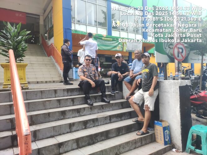 
					Patroli Sentral Ekonomi Perkuat Kamtibmas, Kapolsubsektor Kayu Awet Sambang Dialogis Warga Johar Baru