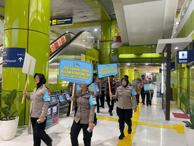 
					Polwan Jaga Jakarta Gelar Patroli Jalan Kaki, Pastikan Kenyamanan Penumpang di Stasiun Gambir