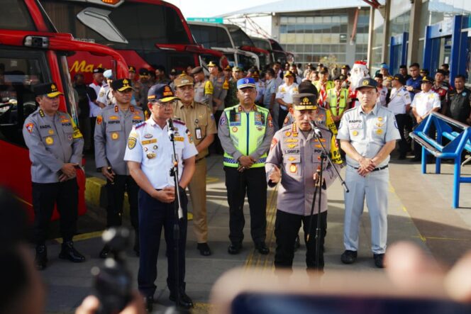 
					Tinjau Terminal Pulo Gebang, Kapolri Tekankan Utamakan Keselamatan Penumpang!