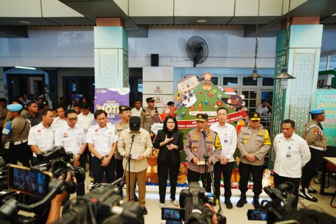
					Kapolri Tinjau Stasiun Pasar Senen, Pastikan Kesiapan Pengamanan dan Pelayanan Nataru 2025