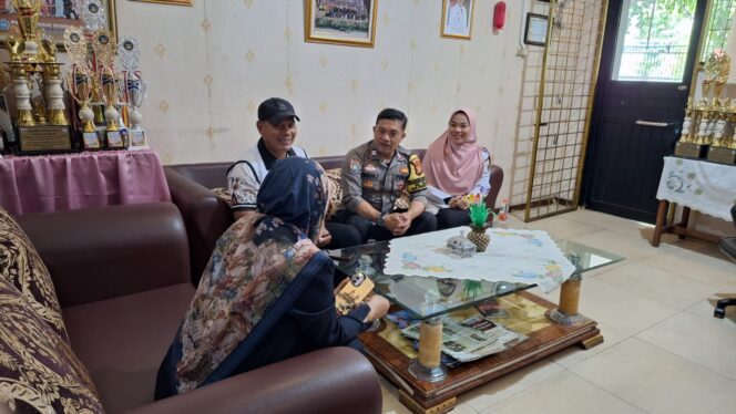 
					Bhabinkamtibmas Kelurahan Gelora Sambangi SMA Negeri 24 Jakarta, Sampaikan Himbauan Kamtibmas Selama Libur Sekolah