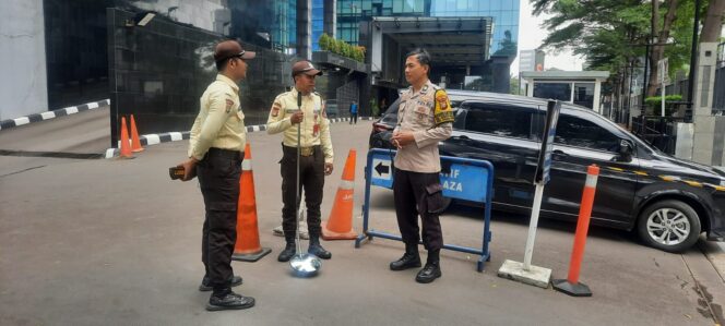 
					Kegiatan Sambang Menjelang Nataru, Bhabinkamtibmas Kelurahan Kebon Melati di Plaza UOB