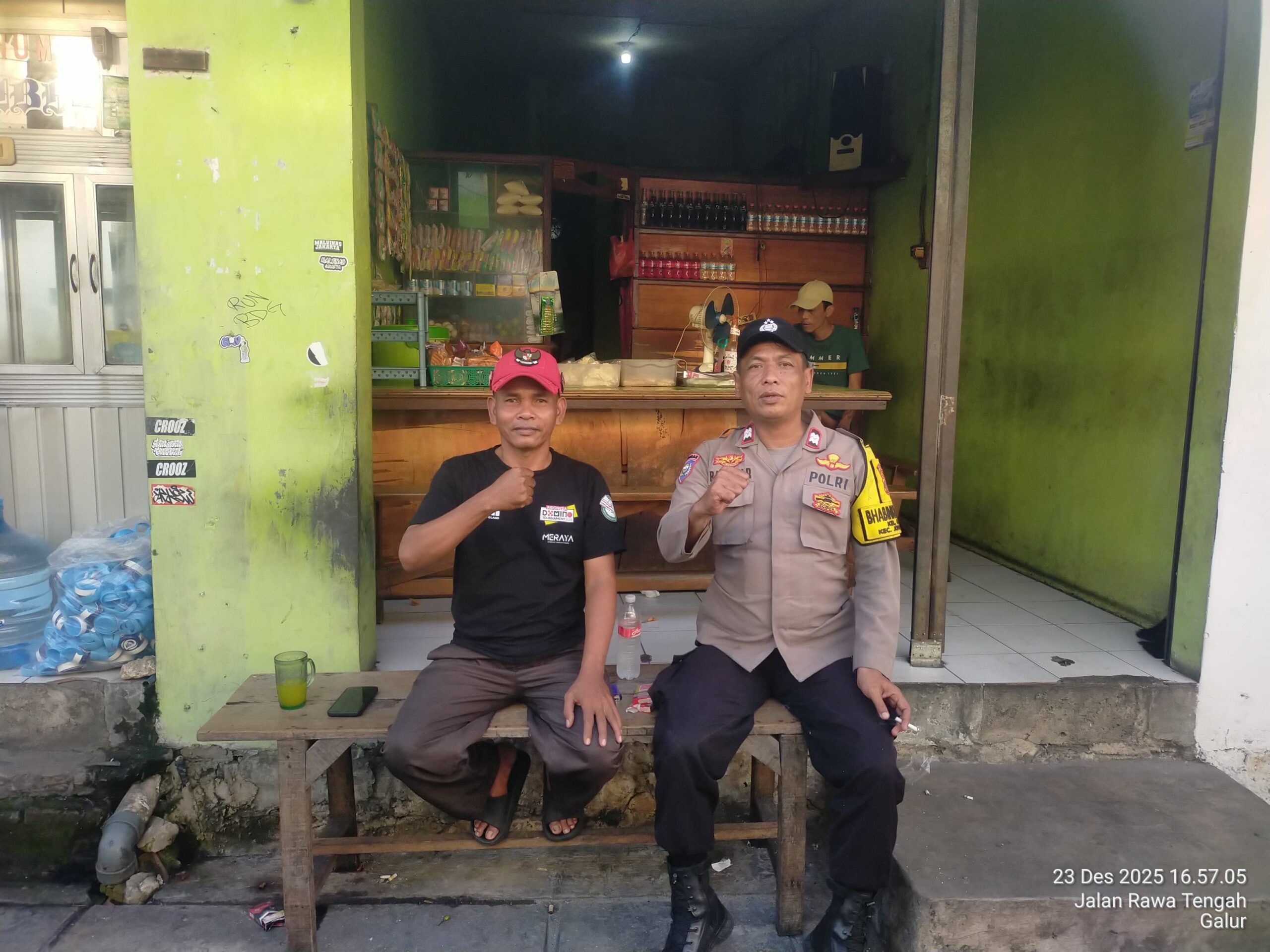 Bhabinkamtibmas Galur Lakukan Sambang dan Cooling System di Warkop, Jelang Nataru