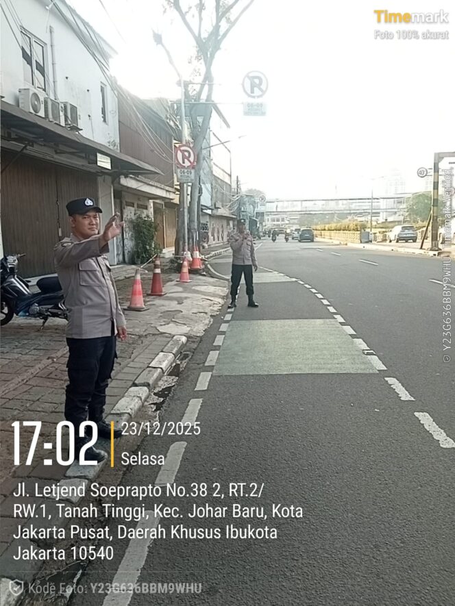 
					Kapolsek Johar Baru Tinjau Pengaturan Lalu Lintas, Pastikan Kelancaran dan Keselamatan Pengguna Jalan