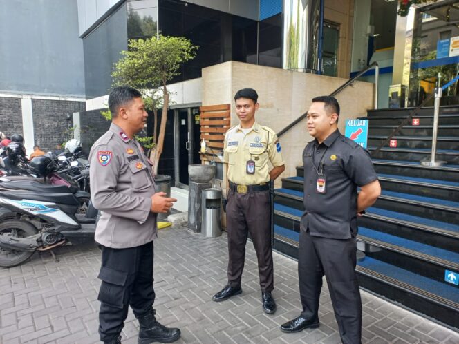 
					Bhabinkamtibmas Kebon Kacang Laksanakan Patroli Sambang di Bank BCA