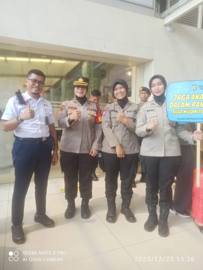 
					Polwan Jaga Jakarta Gelar Patroli Jalan Kaki, Pastikan Kenyamanan Penumpang di Stasiun Pasar Senen