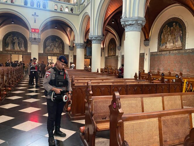 
					Sterilisasi Gereja Katedral, Jakarta Pusat, Brimob PMJ Pastikan Keamanan Ibadah Natal