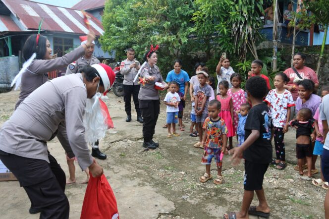 
					Satgas Humas Ops Damai Cartenz Bagikan Bingkisan Natal kepada Anak-anak di Jayapura