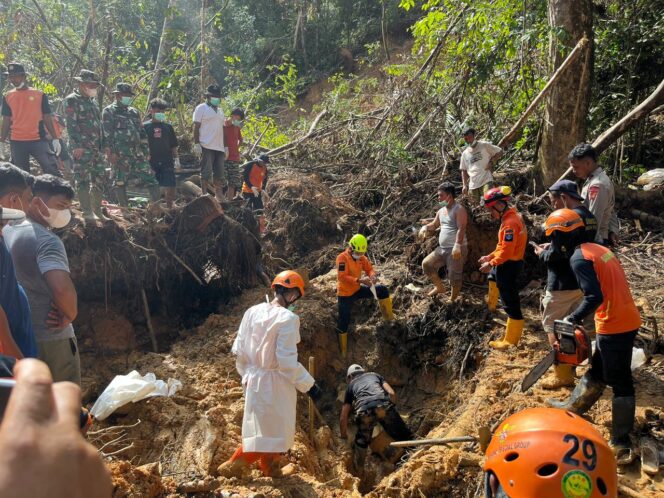 
					Sinergi Brimob Polda Sumut dan Tim SAR, Satu Korban Longsor di Tapanuli Tengah Berhasil Dievakuasi