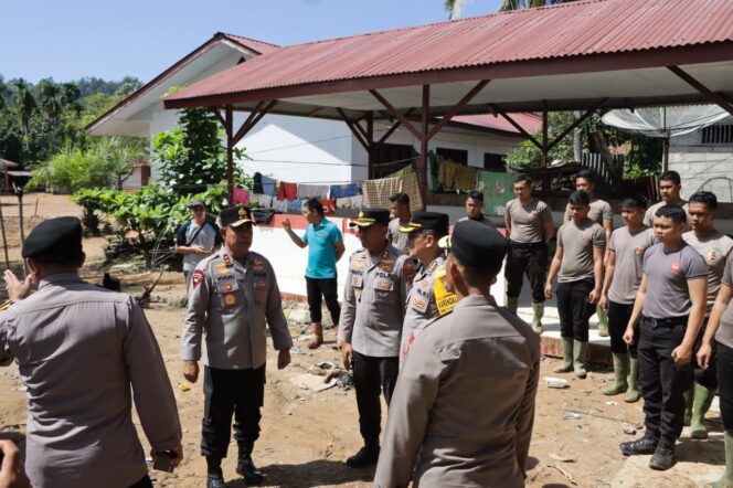 
					Kapolda Sumut Tinjau Langsung Lokasi Pasca Bencana di Tapanuli Tengah, Pastikan Penanganan Berjalan Optimal