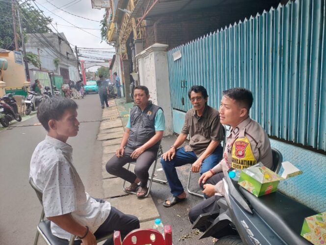 
					Sambang Dialogis Hari Libur Natal, Bhabinkamtibmas Kebon Kosong Jaga Kondusivitas Wilayah