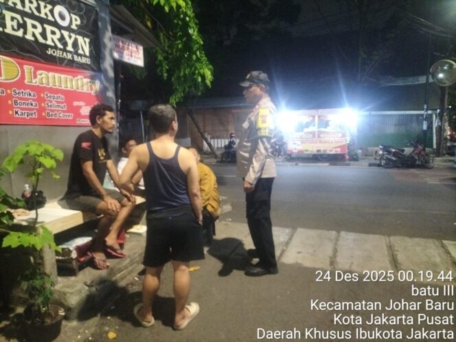 
					Patroli Dialogis dan Sambang Warga, Bhabinkamtibmas Johar Baru Perkuat Cooling System Dini Hari