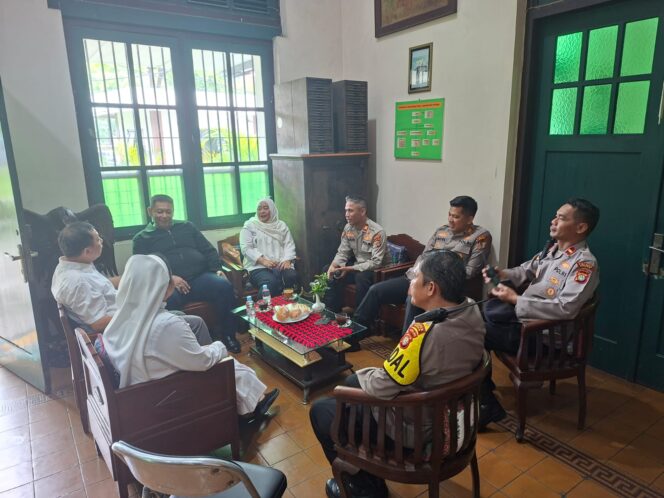 
					Kapolsek Senen dan Camat Lakukan Asistensi Kesiapan Natal dan Tahun Baru di Gereja Prioritas