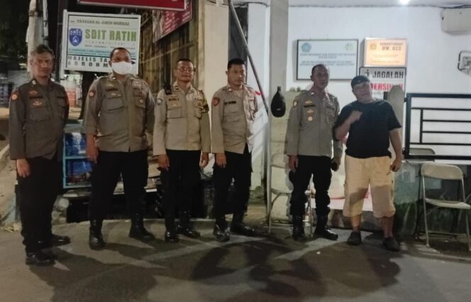 
					Polsek Cempaka Putih Intensifkan Patroli Cipkon, Sambangi Sekretariat RW 013 Cempaka Putih Barat
