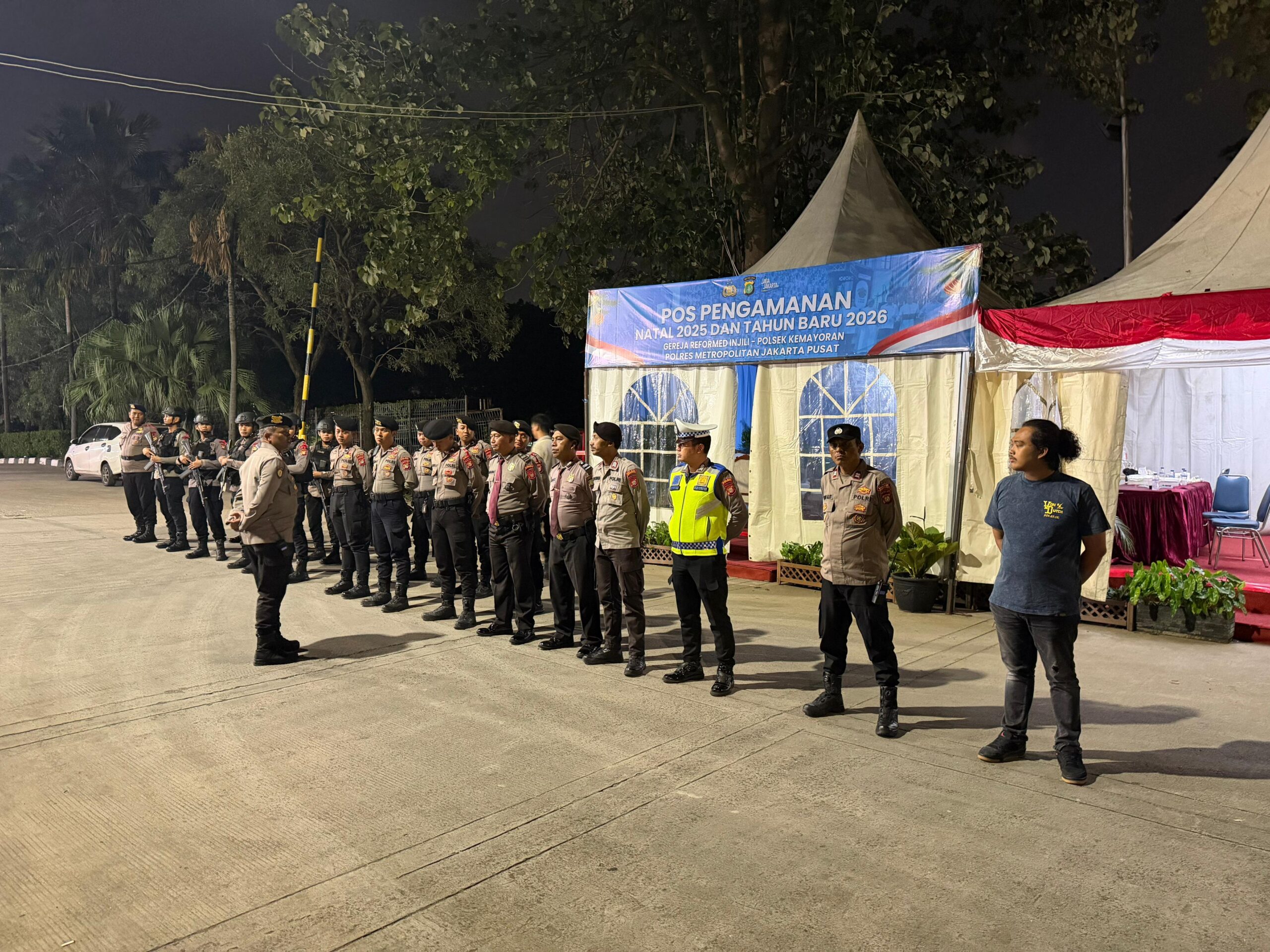 Ops Lilin 2025, Polisi Gelar Apel Malam Pengamanan di Pospam Gereja Reformed Injili Kemayoran