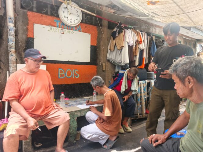 
					Bhabinkamtibmas Petojo Selatan Selesaikan Perselisihan Warga Melalui Problem Solving Humanis