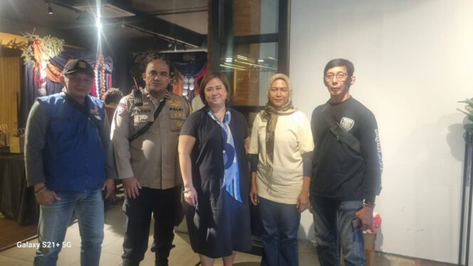 
					Ibadah Natal di Graha Apic Berjalan Damai, Polsek Metro Tanah Abang Berikan Pengamanan Ciptakan Rasa Aman bagi Jemaat