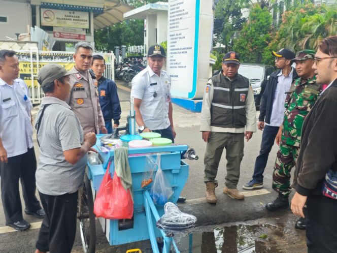 
					Rabu Tertib di Kartini, Polisi Dampingi Pihak Kelurahan Tertibkan PKL Jelang Natal Dan Tahun Baru