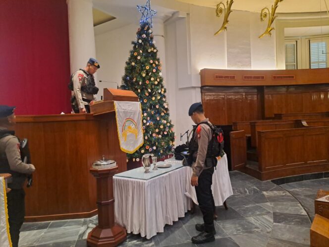 
					Brimob Metro Jaya Laksanakan Sterilisasi Gereja Immanuel, Pastikan Pelayanan Keamanan Ibadah Natal di Jakarta