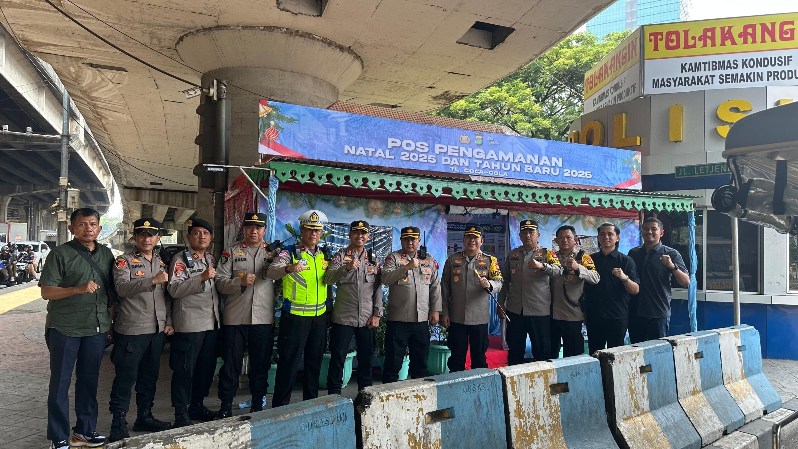 Kapolres Metro Jakarta Pusat Bersama PJU Polres Tinjau Pospam TL Coca-Cola Saat Ibadah Natal 2025
