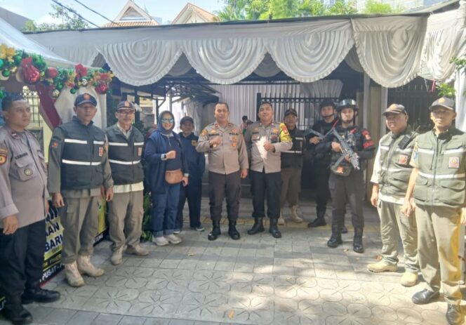 
					Sinergi Pengamanan Natal, Polsek Metro Menteng Amankan Natal Gereja St. Theresia