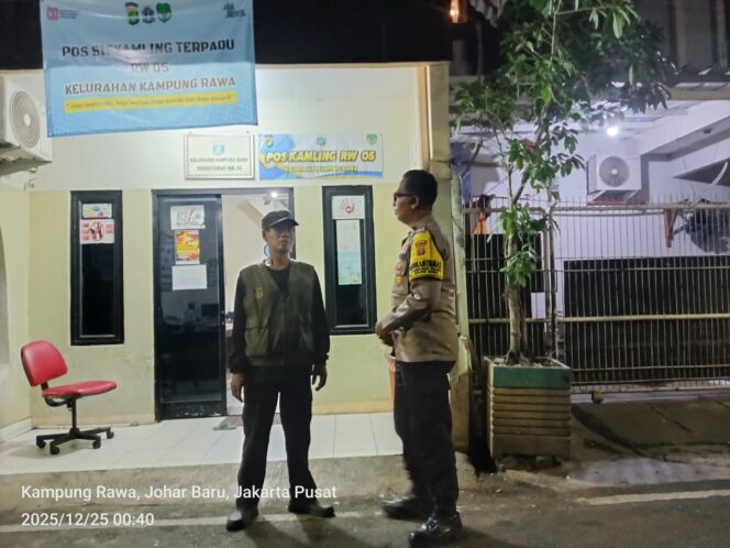 
					Bhabinkamtibmas Sambangi Pos Satkamling RW 05 Kampung Rawa, Perkuat Keamanan Dini Hari