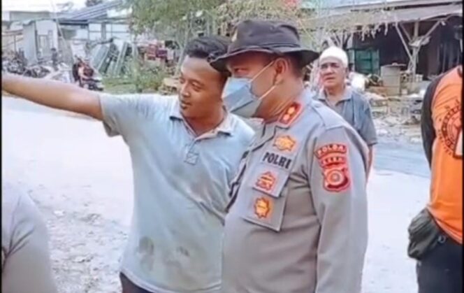 
					Polres Aceh Tamiang Evakuasi Truck Tangki Pasca Bencana Banjir Bandang
