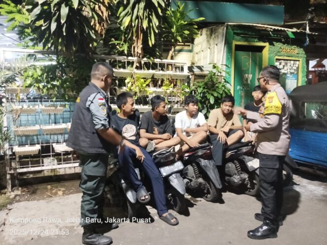 
					Sambang dan Imbauan Kamtibmas, Bhabinkamtibmas Kampung Rawa Kunjungi Pos Siskamling RW 02