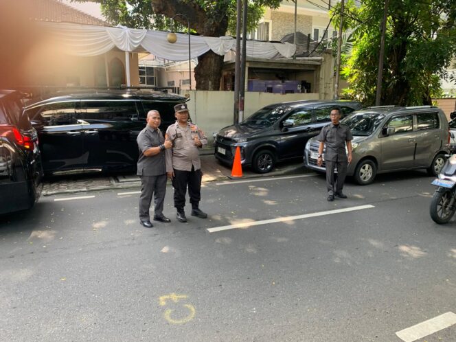 
					Polsek Metro Menteng Amankan Misa Natal GBI Basilea Berjalan Aman dan Kondusif